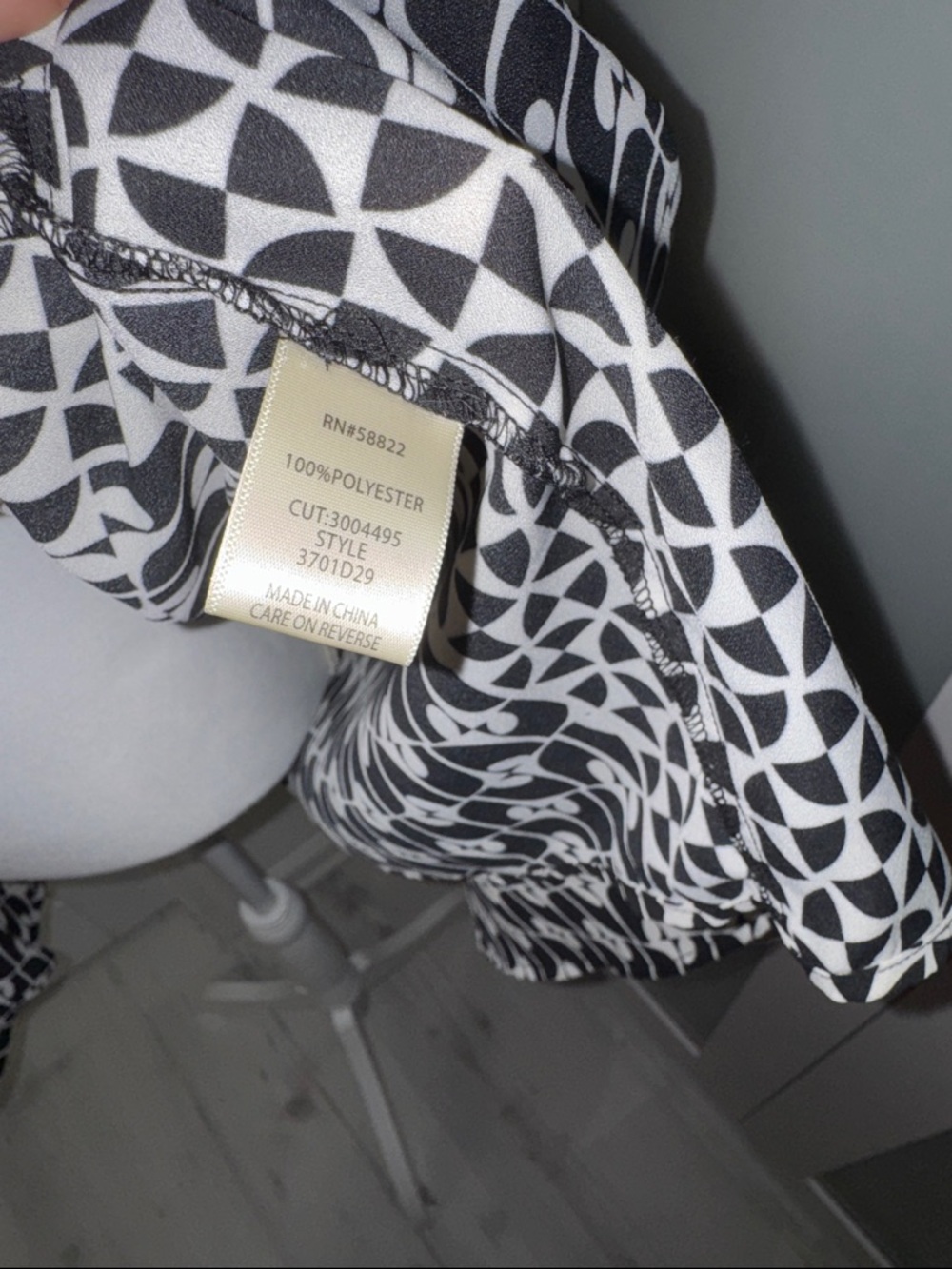 Max Studio Black and White Geometric Wrap Scarf - Picture 5 of 11